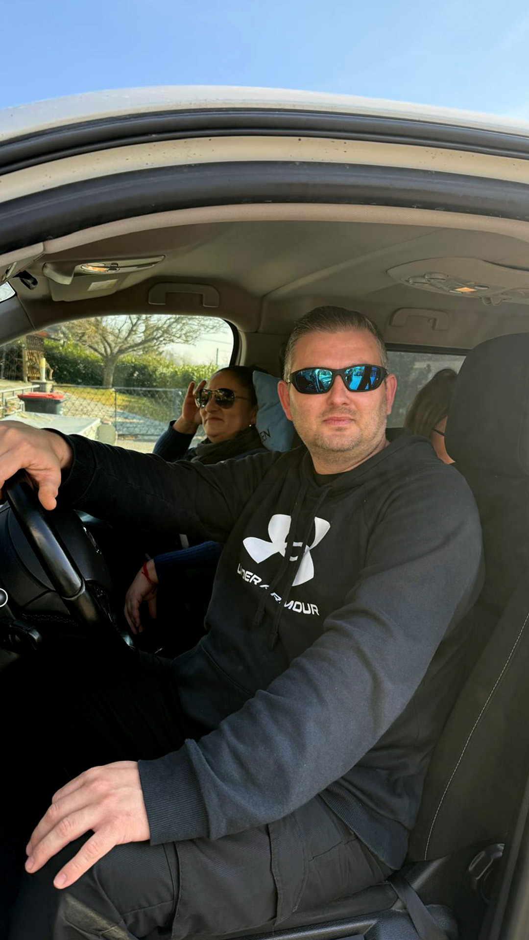 Über uns 11 Betreuungskräfte von Lumen24Pflege auf einem Ausflug. Fahrer lächelt cool in die Kamera.