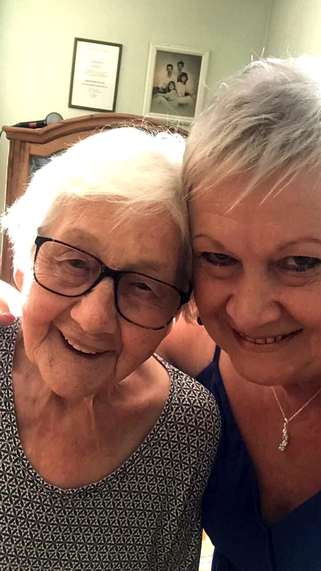 Über uns 6 Pflegerin_und_ältere_Dame_1