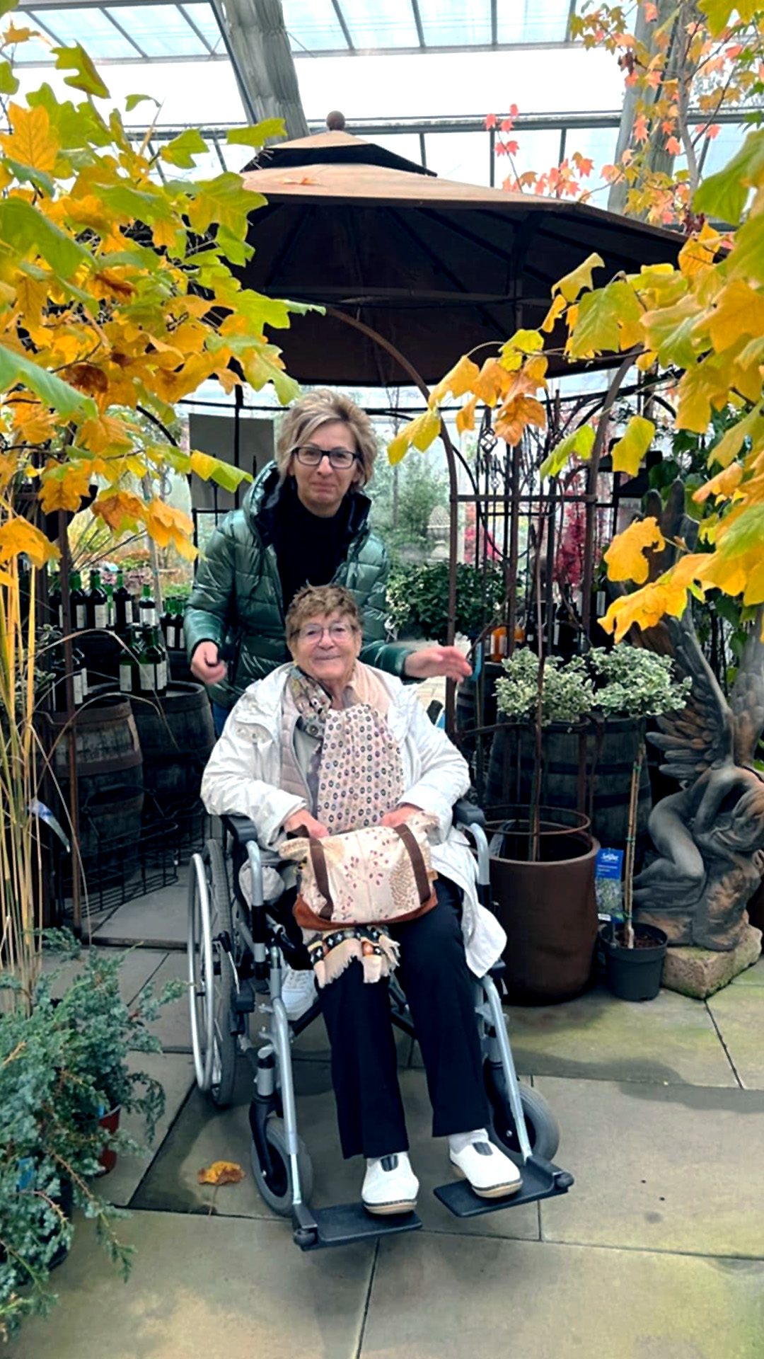 Über uns 5 Pflegerin_und_ältere_Dame_im_Rollstuhl