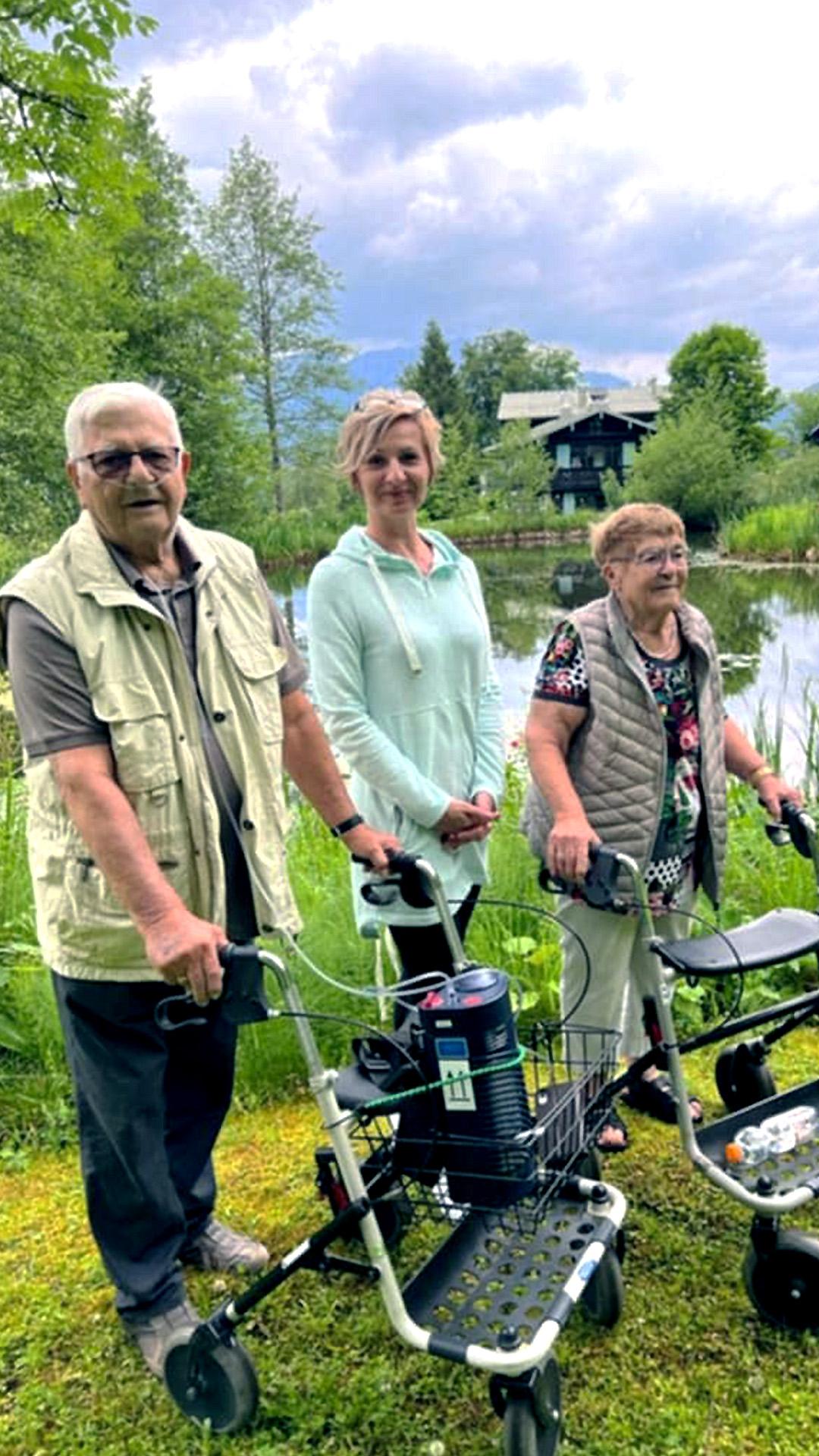 Über uns 3 Pflegerin_und_älteres_Ehepaar