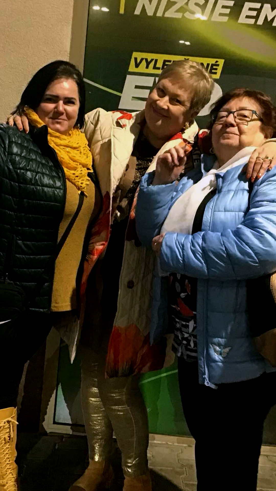 Über uns 12 3 Pflegerinnen von Lumen24Pflege umarmen sich liebevoll und lächeln dabei in die Kamera.